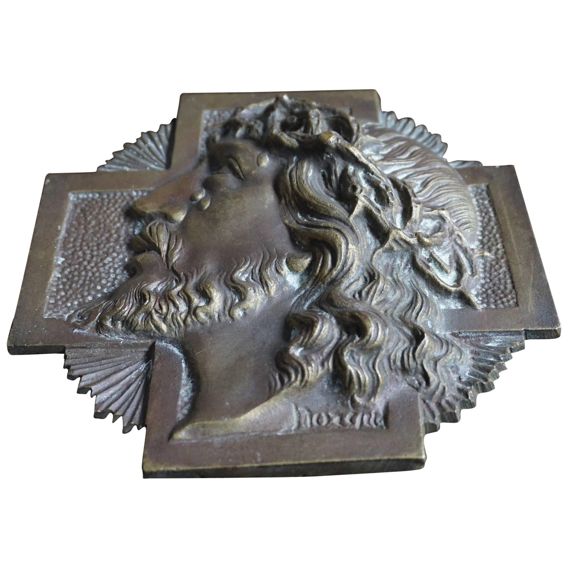 Rare & Plaque de bronze religieuse signée par Sylvain Norga représentant le Christ souffrant en larmes