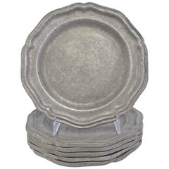 Seis platos llanos de peltre festoneados de estilo colonial vintage