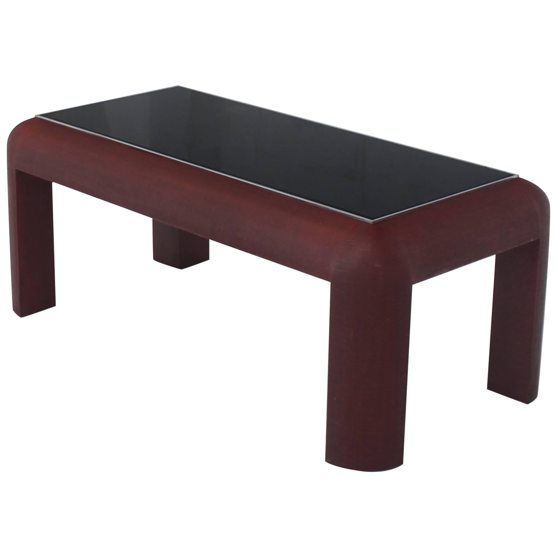 Table basse rectangulaire enveloppée de tissu, finition bourgogne, verre noir, cadre chromé en vente