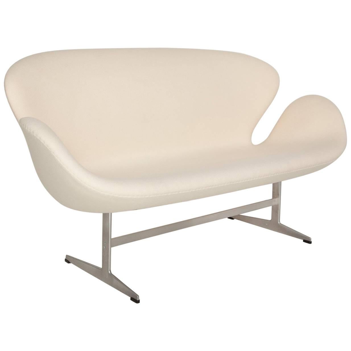 Arne Jacobsen Swan Settee for Fritz Hansen