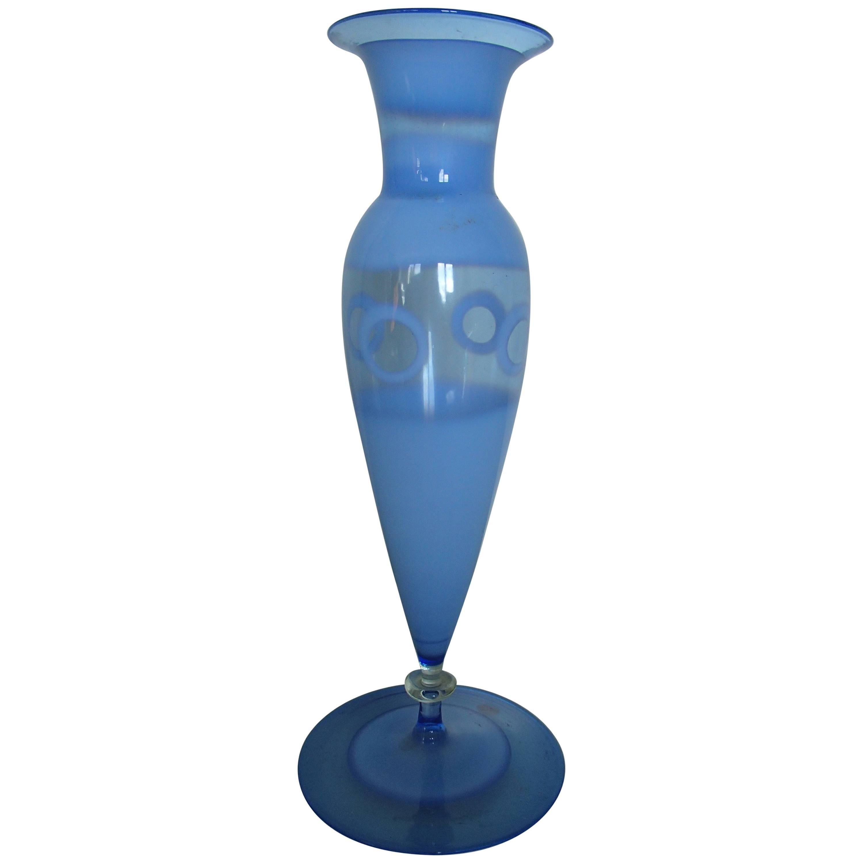 Vase aus hellblauem Glas 