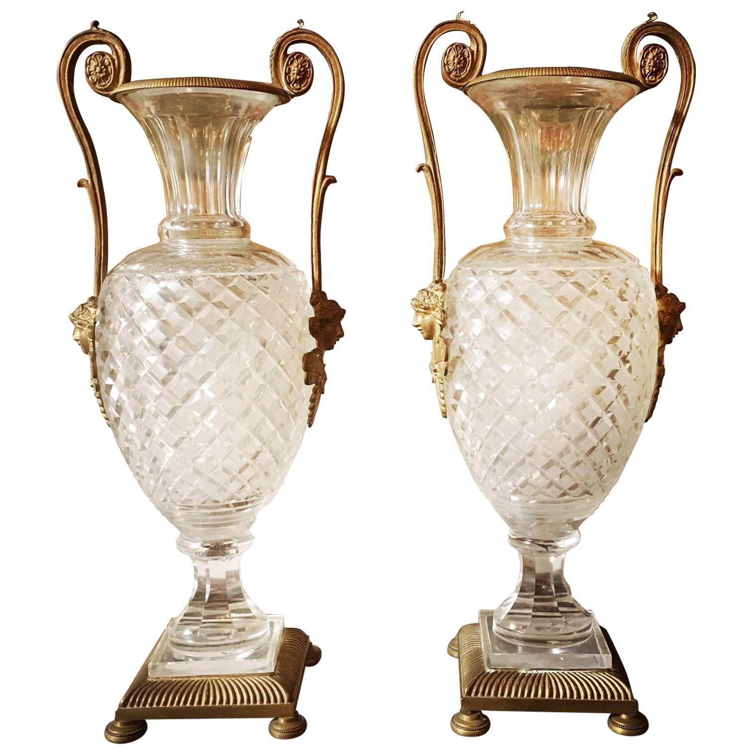 Ein Paar französische Urnen aus geschliffenem Kristall im Louis-XVI.-Stil mit Bronzebeschlägen