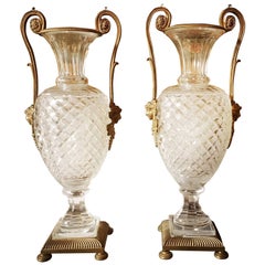 Ein Paar französische Urnen aus geschliffenem Kristall im Louis-XVI.-Stil mit Bronzebeschlägen