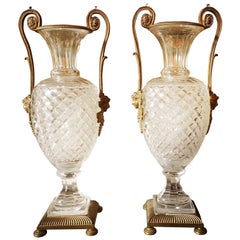 Paire d'urnes françaises de style Louis XVI en cristal taillé montées sur bronze