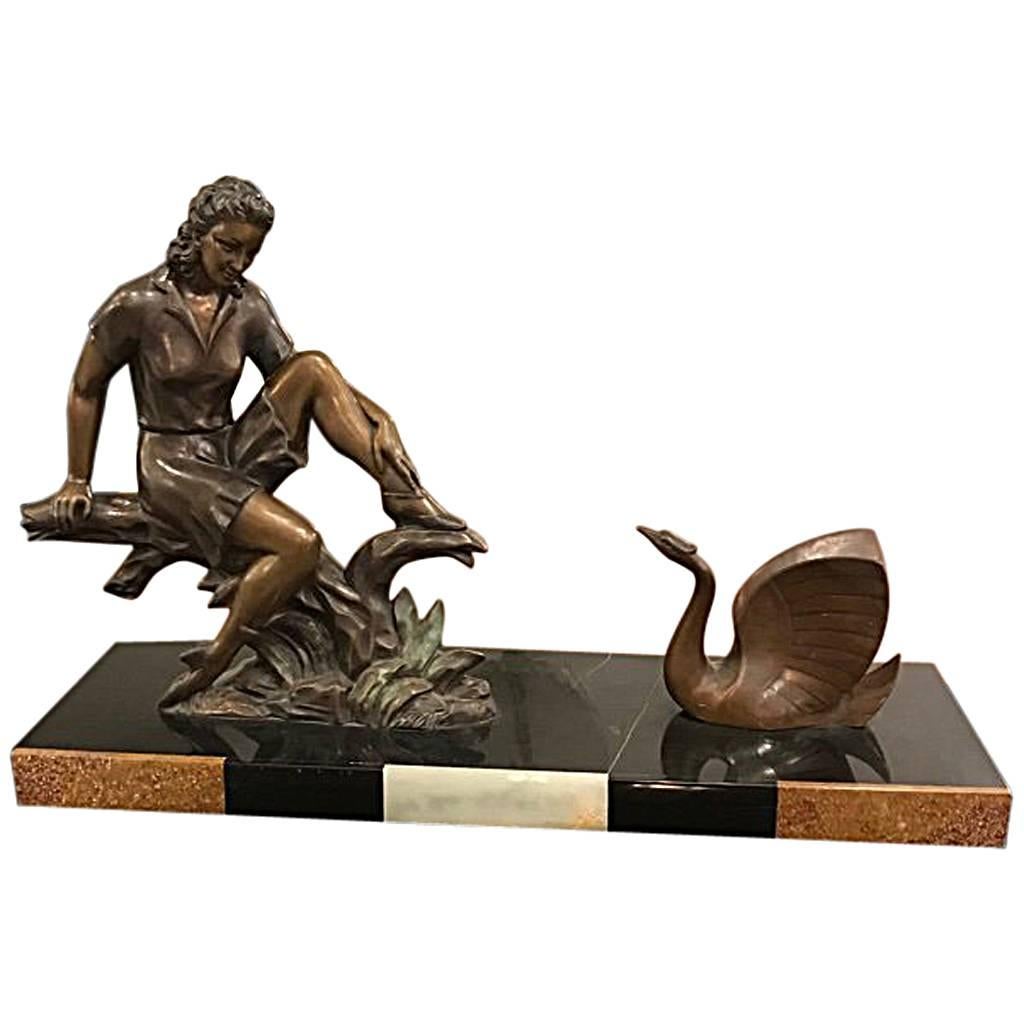 Sculpture en bronze Art Déco d'une jeune fille avec un Swan sur une base en marbre