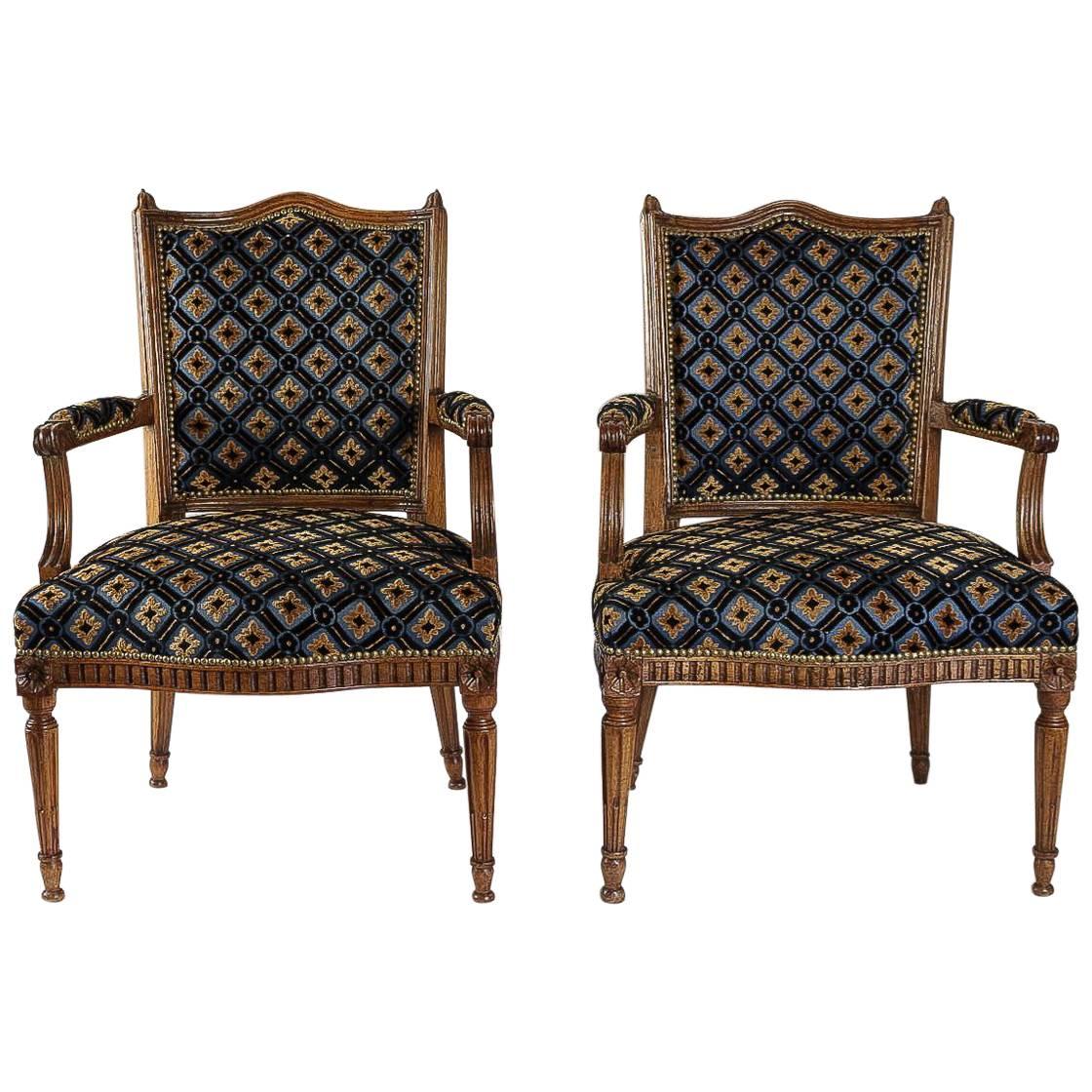 French Louis Period, Fantastic Pair of Armchairs in Walnut, circa 1770 For Sale