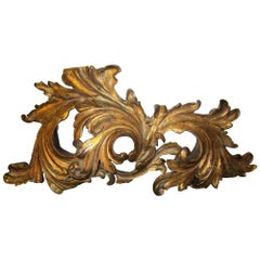 elément architectural en bois doré du 19ème siècle avec feuille d'acanthe