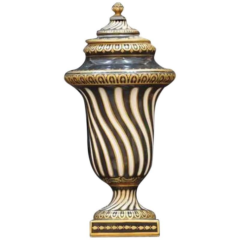 Pot en porcelaine dorée peinte à la main avec couvercle, de style français en vente