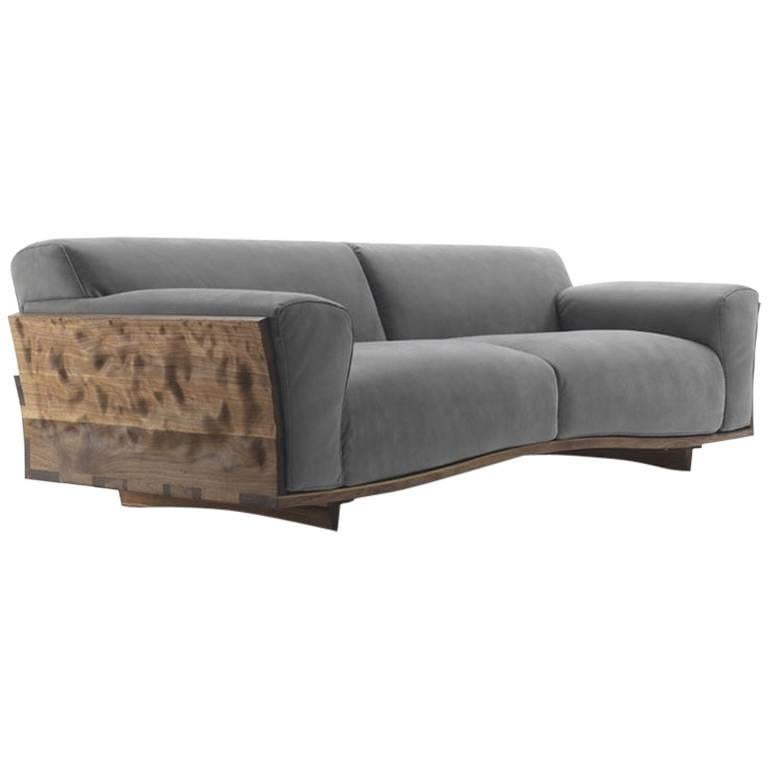 Sofá Extreme Wood de madera maciza de nogal y cuero auténtico gris