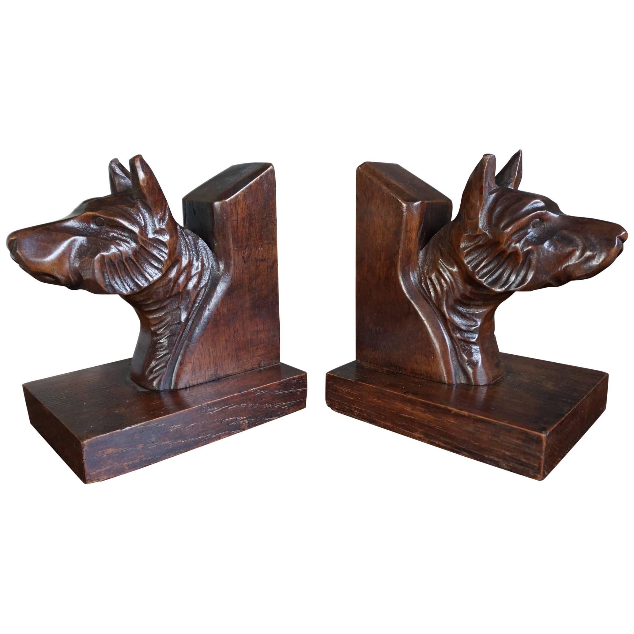 Early 20th Century Quality Carved Chestnut Dog Bust Bookends on an Oak Base For Sale
