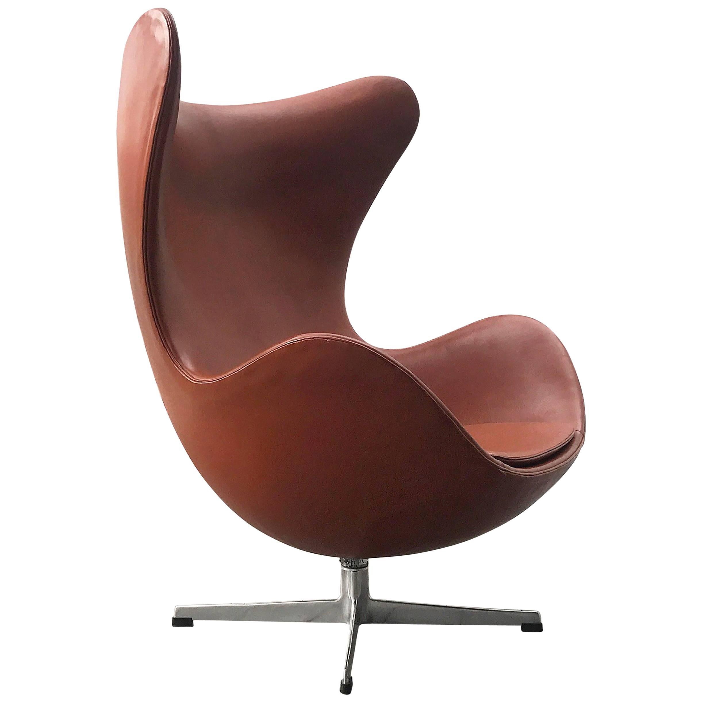 Early Vintage Authentic Leather Arne Jacobsen Egg Chair for Fritz Hansen