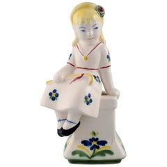 Aluminia, Danemark, rare figurine d'enfant en train d'être bergere, 1954