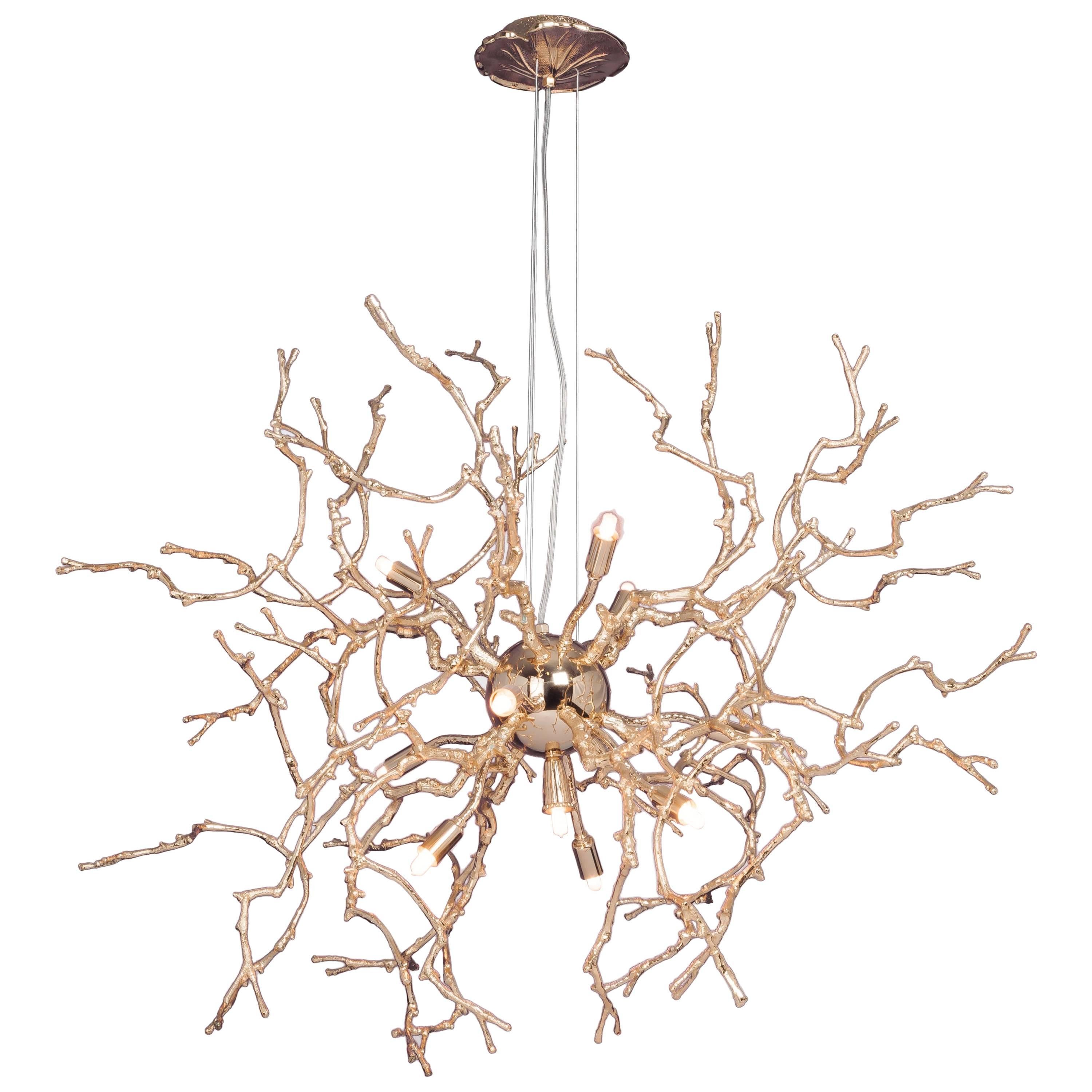21° secolo Scultura moderna fatta a mano Lampada a sospensione a led in ottone .Lampadario in vendita