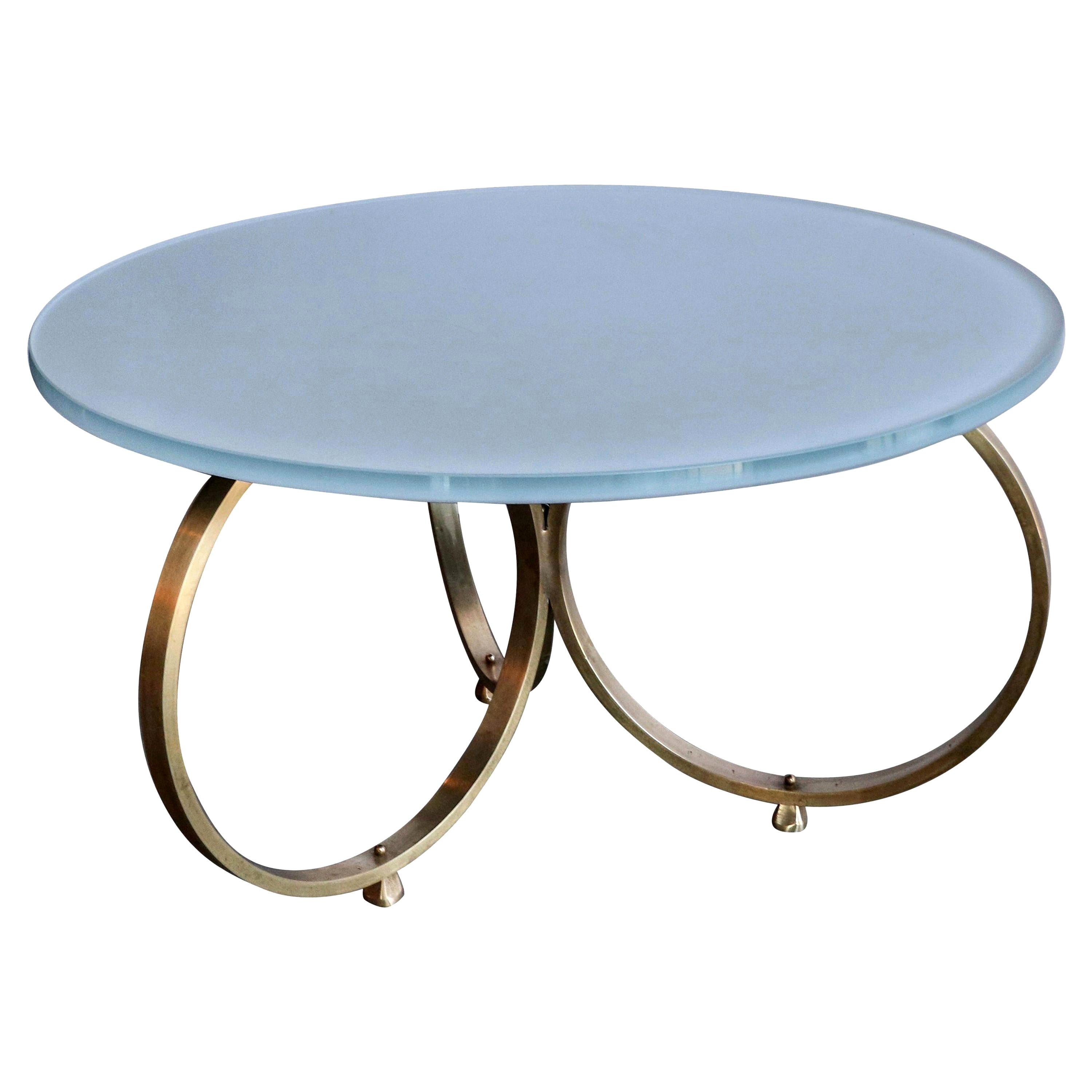 Table basse en laiton personnalisée avec plateau en verre peint à l'envers en bleu par Adesso Imports