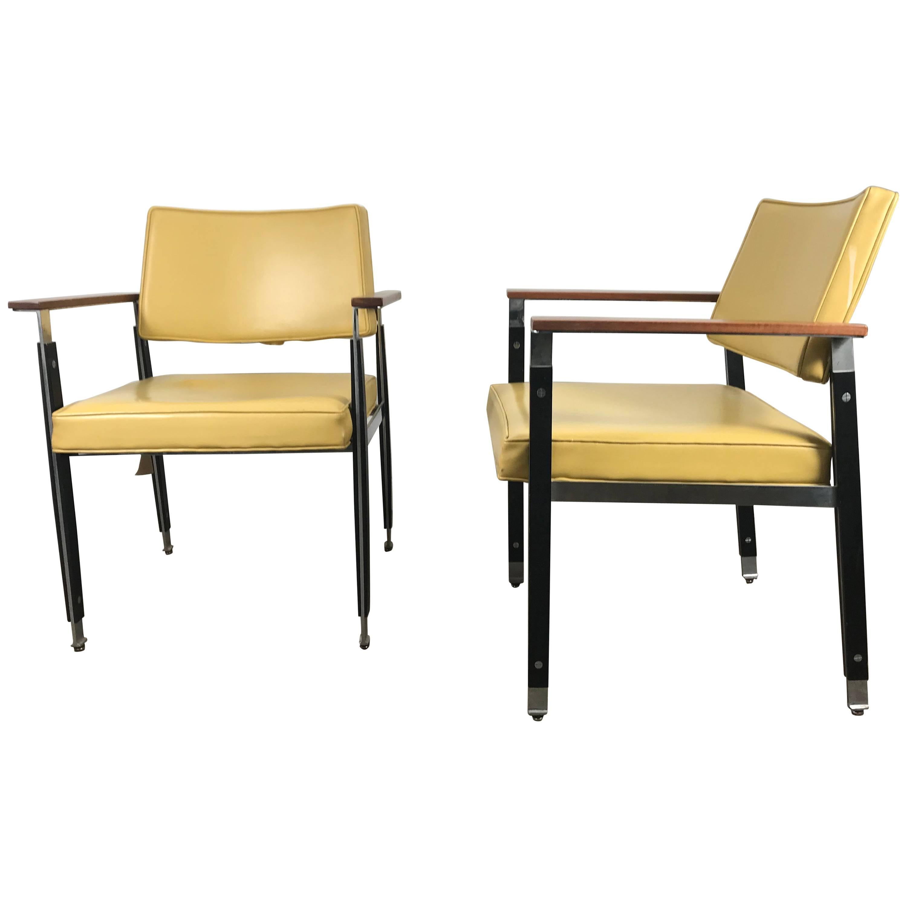 Paire classique de fauteuils modernistes de Robert Johns en acier inoxydable en vente