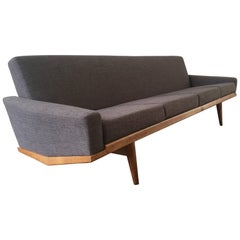 Seltenes Viersitzer-Sofa Nr. 221 von H. W. Klein, professionell neu gepolstert