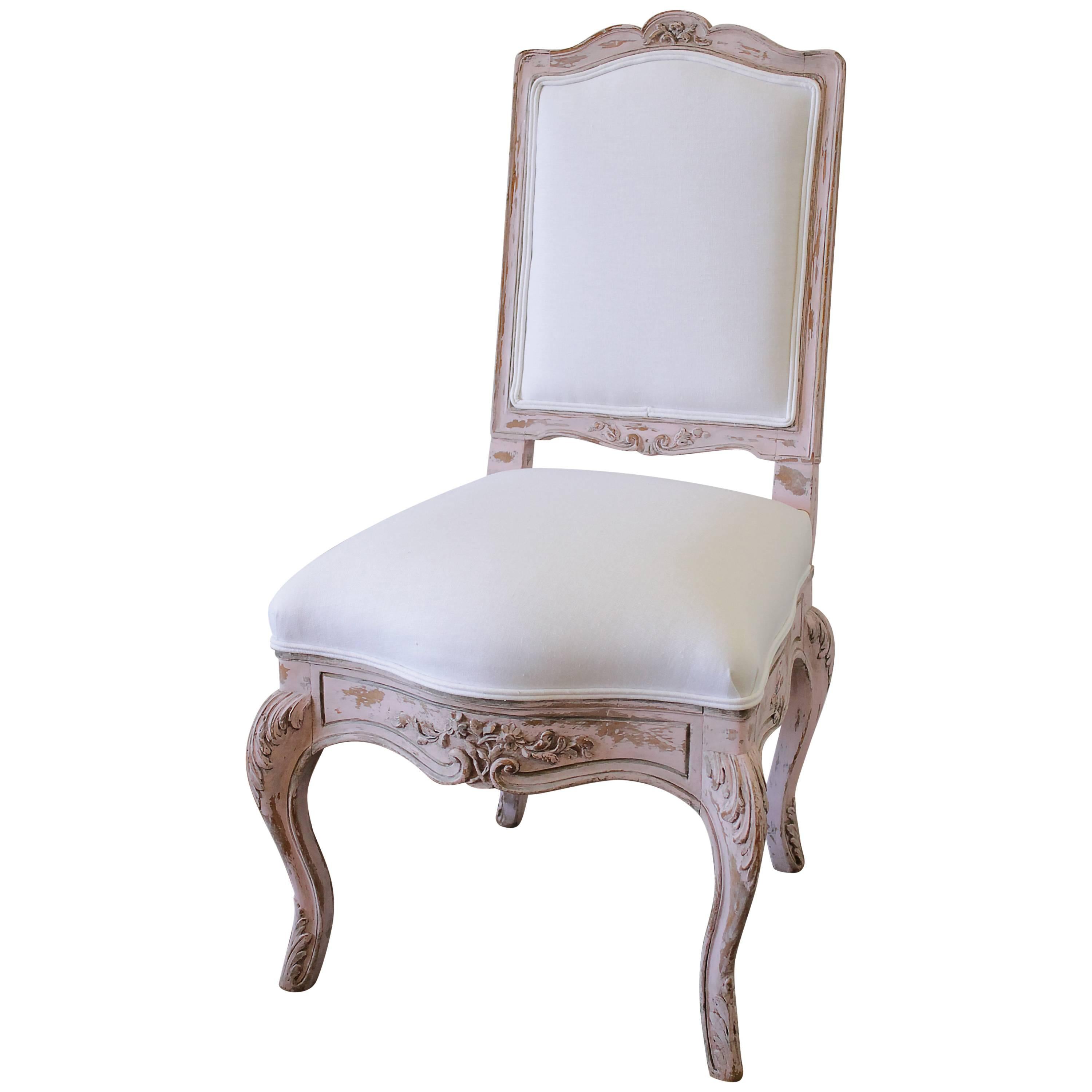 Chaise de coiffeuse française ancienne peinte en lin belge rose pâle et blanc en vente