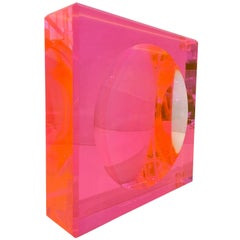 Moderne quadratische und runde Schale in Lucite-Optik von:: Alexandra von Fürstenberg