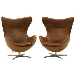 Pair of Arne Jacobsen Egg Chairs in Cognac / Tan Leather, Made by Fritz Hansen