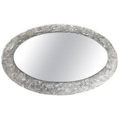 Rare miroir ovale de design du milieu du siècle dernier avec cadre en faux verre et motif de glace dépolie