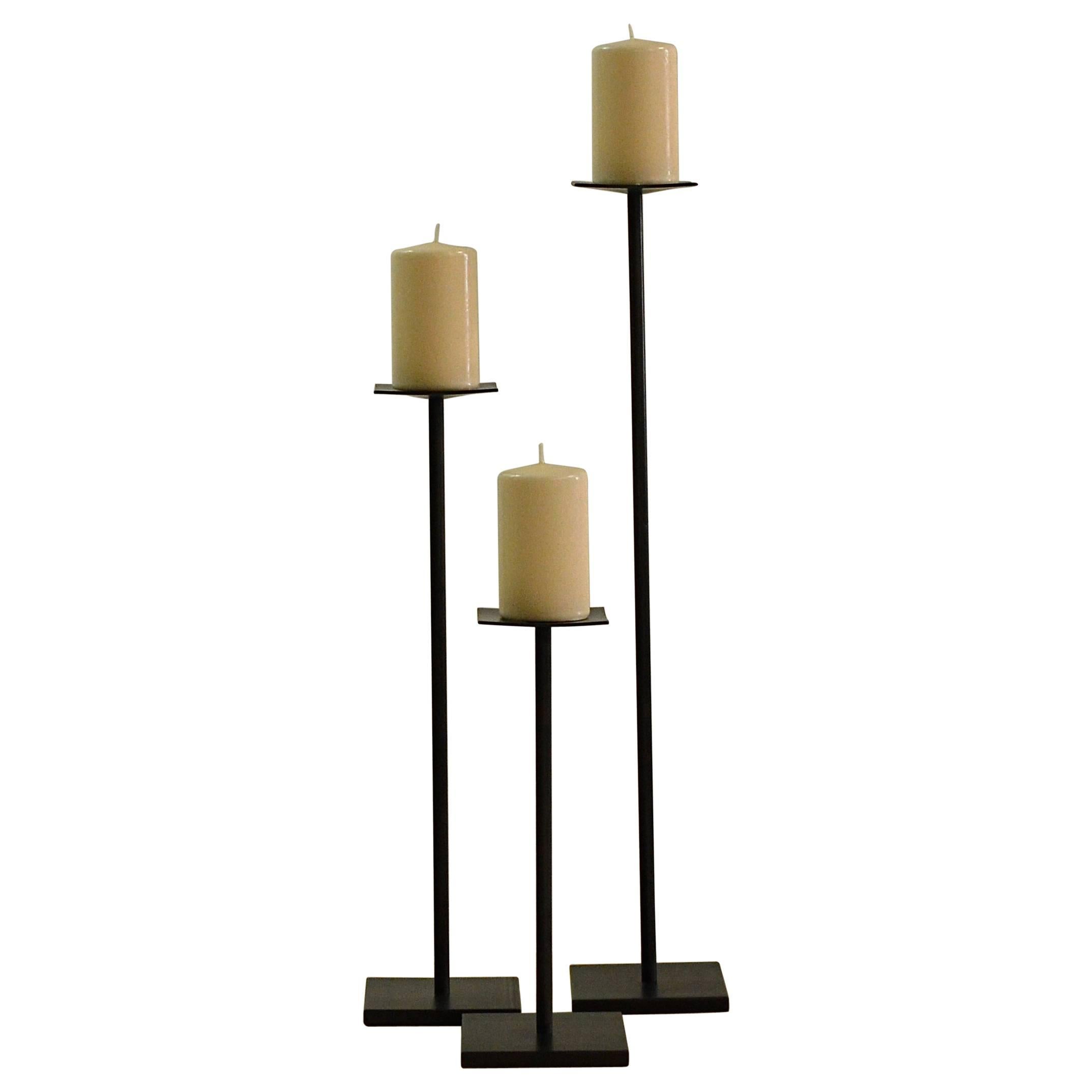 Juego minimalista contemporáneo de candelabros de acero ennegrecido de Scott Gordon
