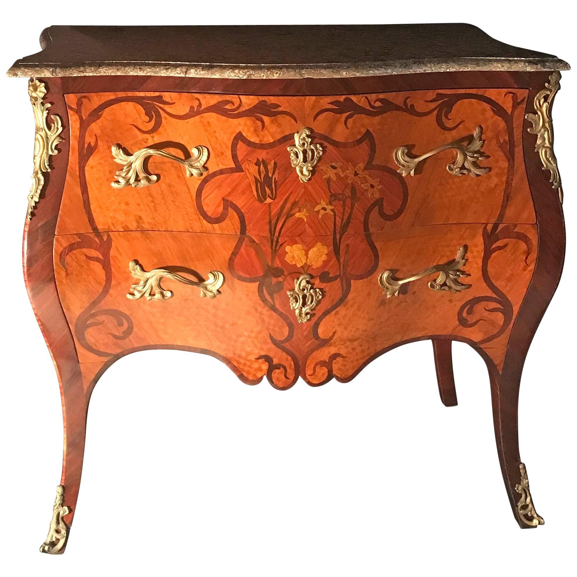 Élégante commode française du XVIIIe siècle d'époque Louis XV