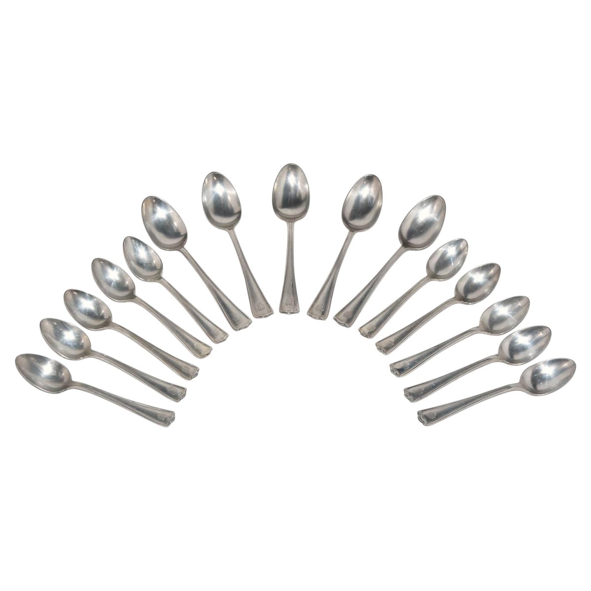 Diez cucharillas de té plateadas de época y cinco cucharas soperas de plata de época.