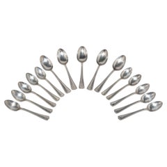 Diez cucharillas de té plateadas de época y cinco cucharas soperas de plata de época.