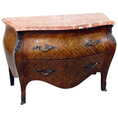 Commode en bois de violette incrusté de marqueterie de style Louis XV avec dessus en marbre