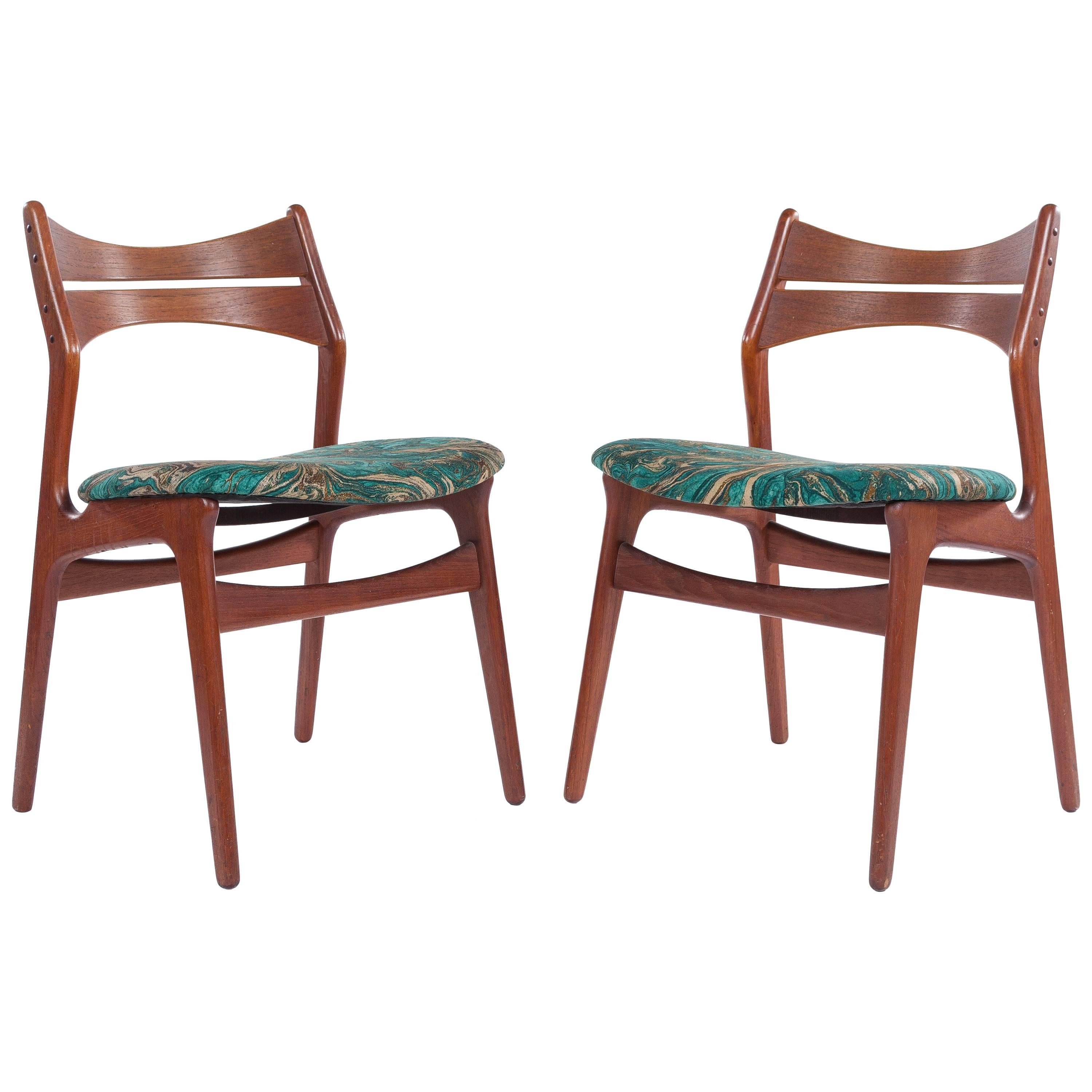 Pair of Mid-Century Modern Chairs in New Duralee Fabric For Sale