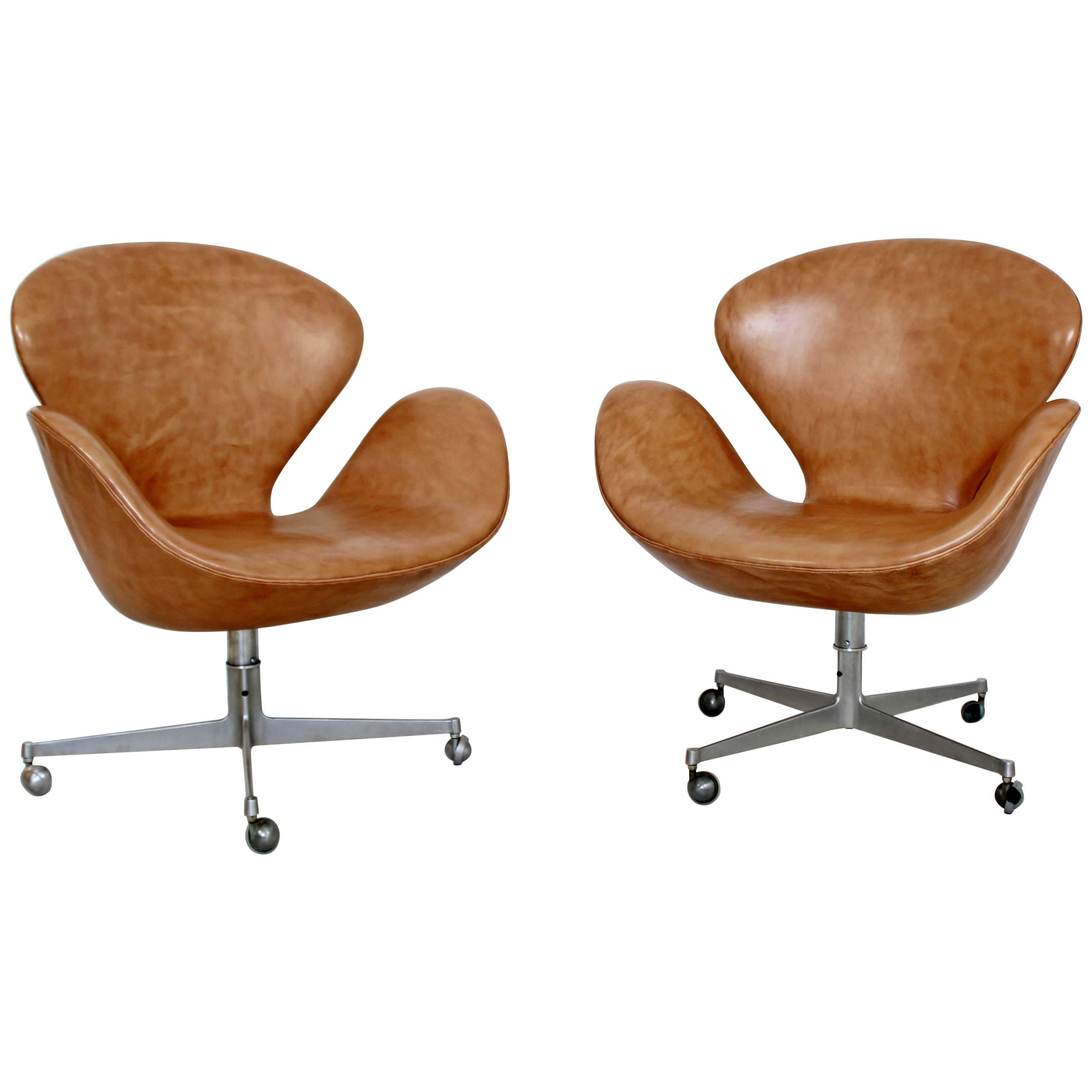 Mid-Century Modern Arne Jacobsen Frtiz Hansen Pair Swivel Leather Swan Chairs