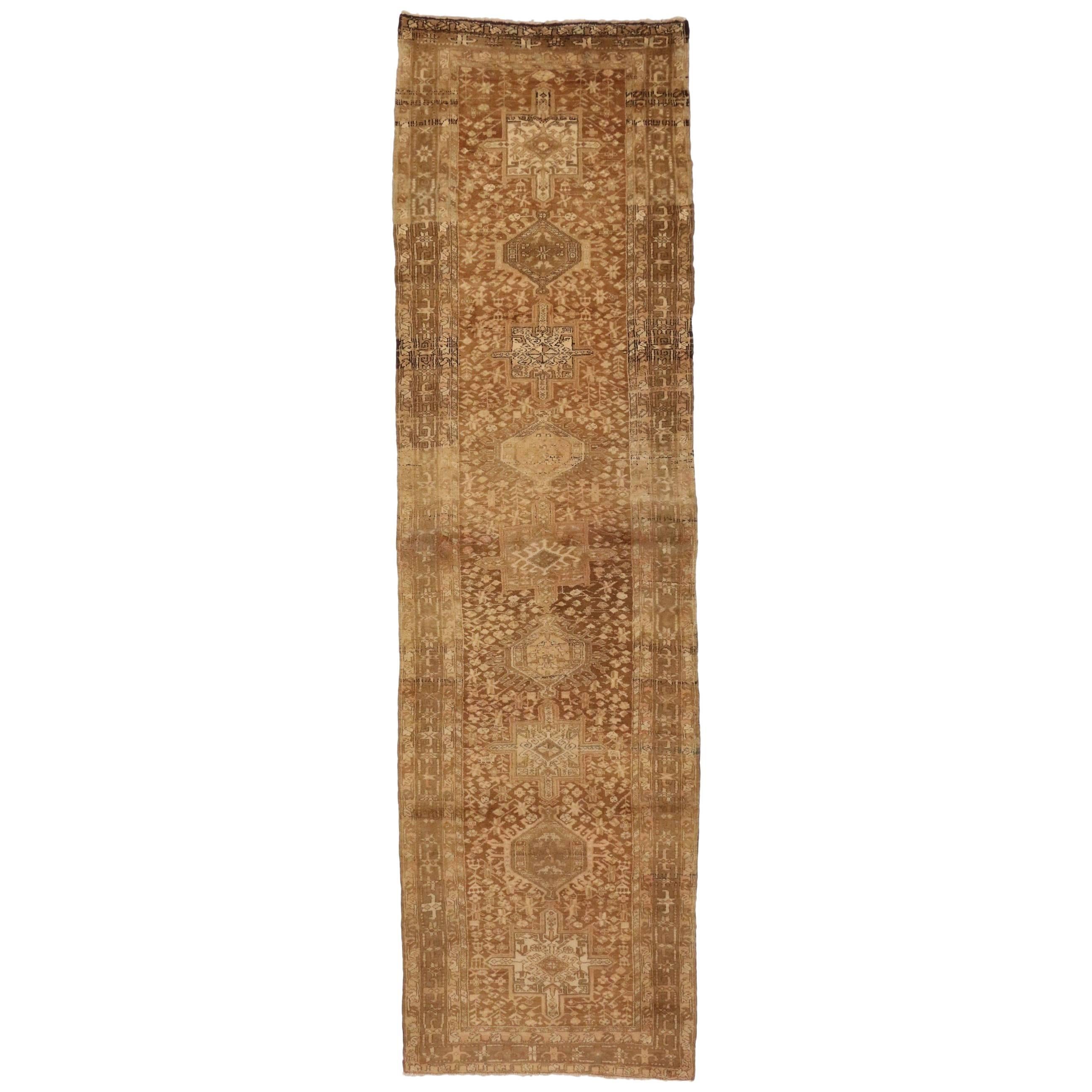 Tapis de couloir persan vintage Heriz Karaja avec style artisanal Bungalow en vente