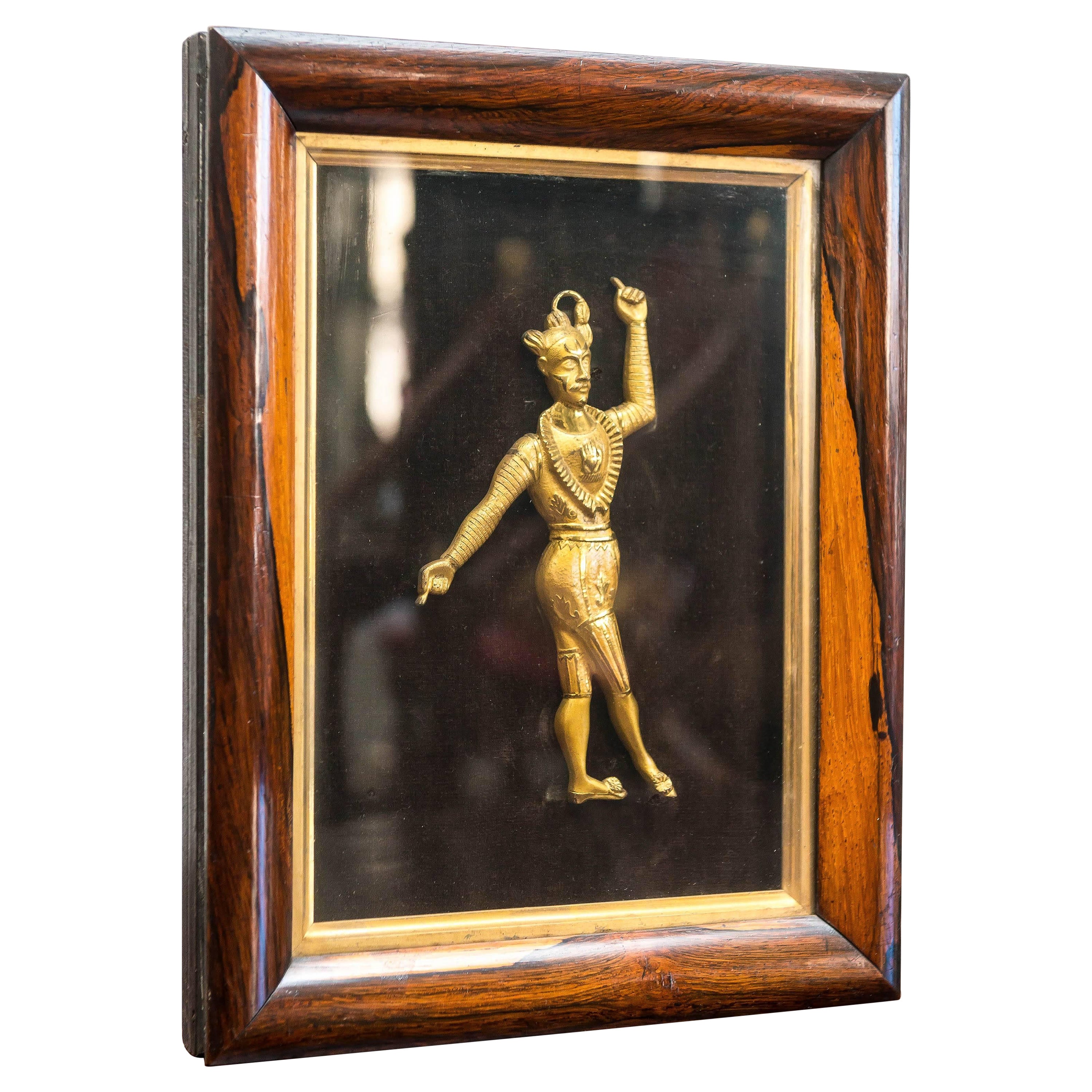 Figure encadrée de style Régence anglaise, dorée à la main et repoussée, en cuivre, représentant un acteur exotique en vente