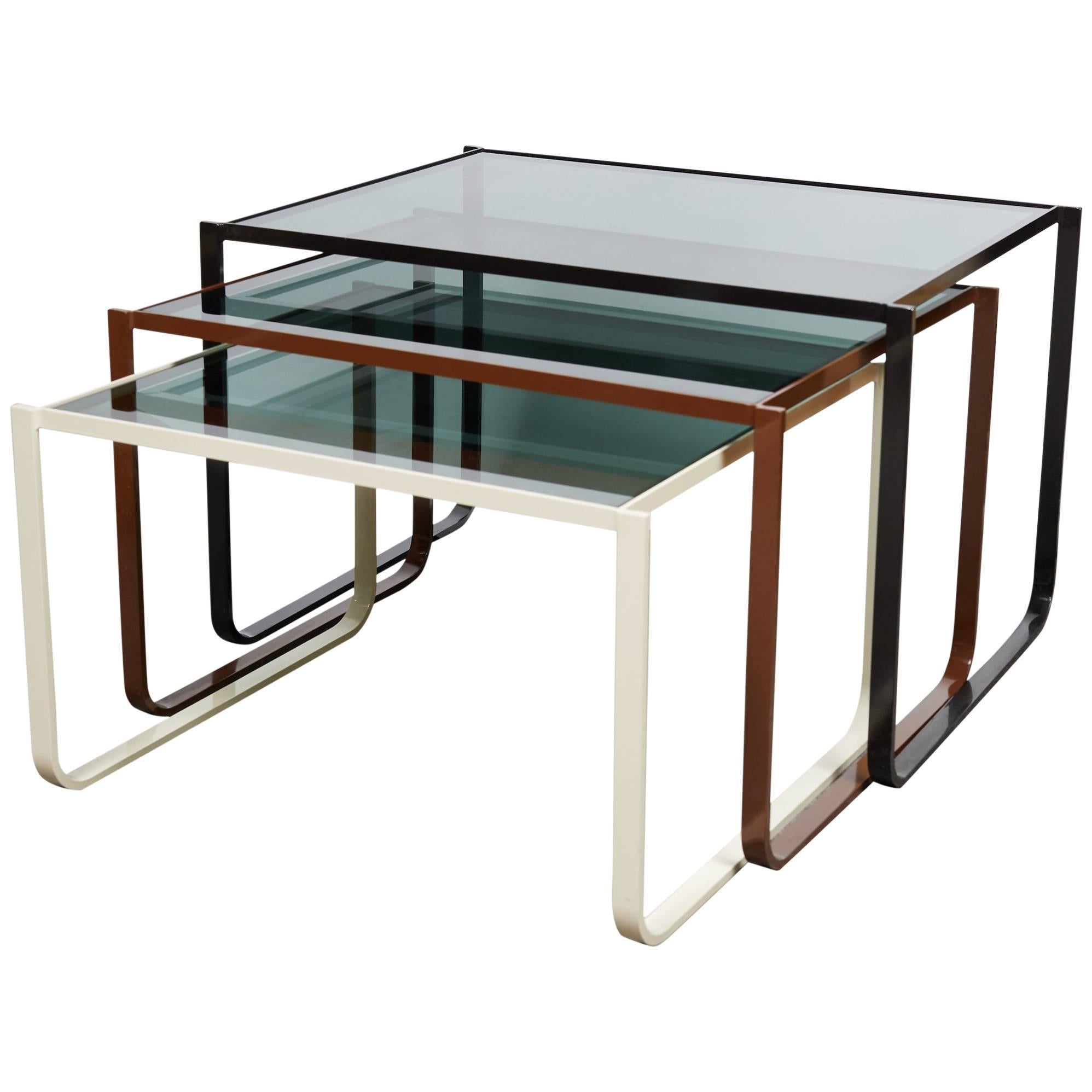 Superbe ensemble de trois tables gigognes italiennes modernistes en acier émaillé