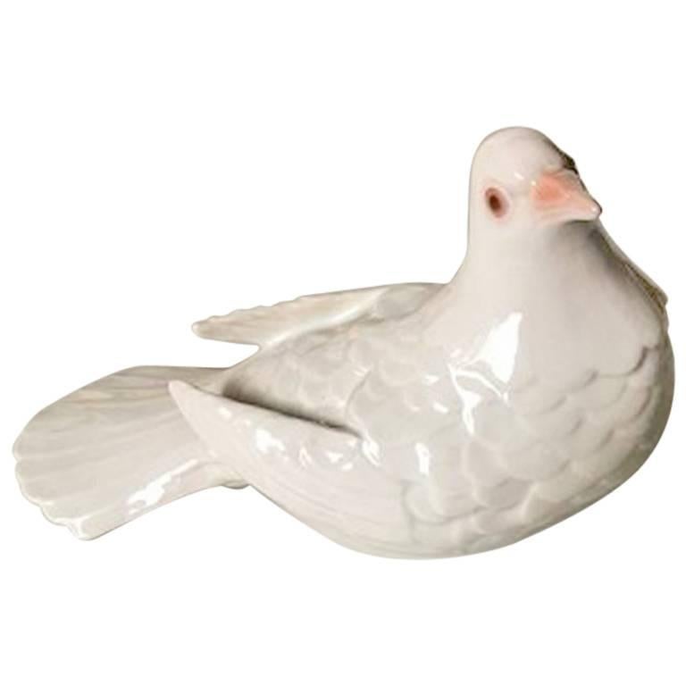 Bing & Grondahl Figurine of Pigeon with Lowered Tale #2540 For Sale