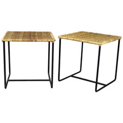 Paire de tables d'appoint en fer forgé et rotin de style calif-asiatique - Modernité du milieu du siècle dernier