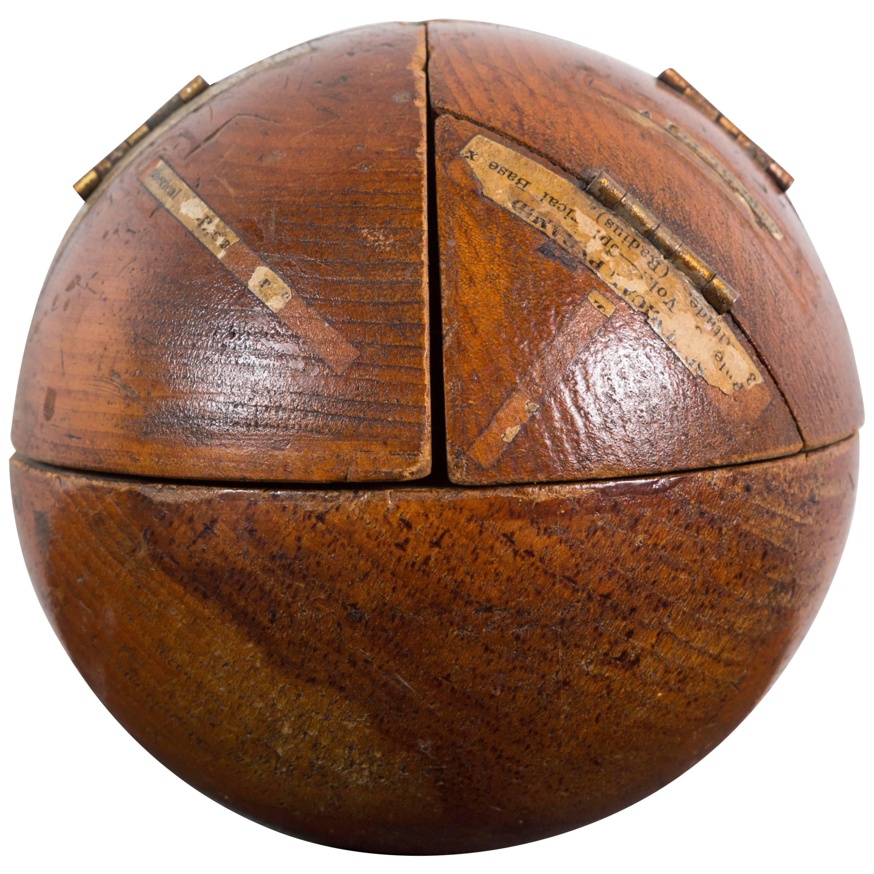 Sphère d'enseignement vintage en bois géométrique avec surface et volume