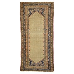 Tapis de couloir persan Malayer ancien vieilli avec chaleur et style rustique féminin