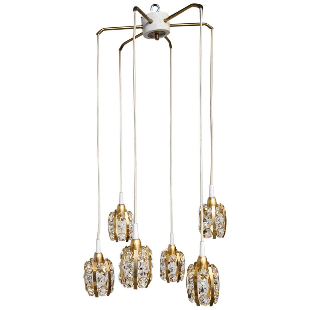 Lustre à six chandeliers en laiton plaqué or et cristaux en forme de diamants