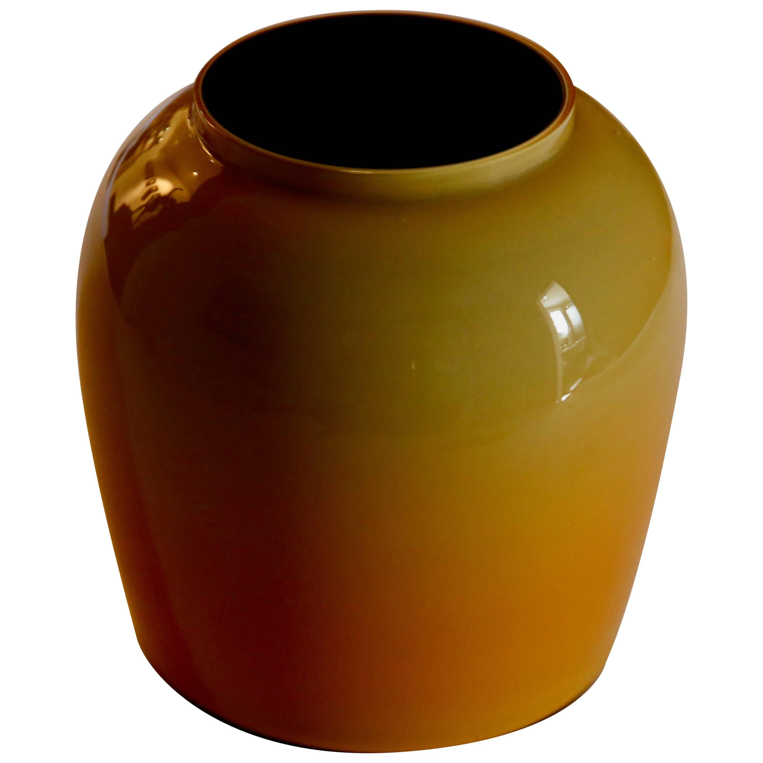 Venini ochre-yellow vase in excellent condition.
Beautiful color gradation between the more dark and light yellow tones.
 