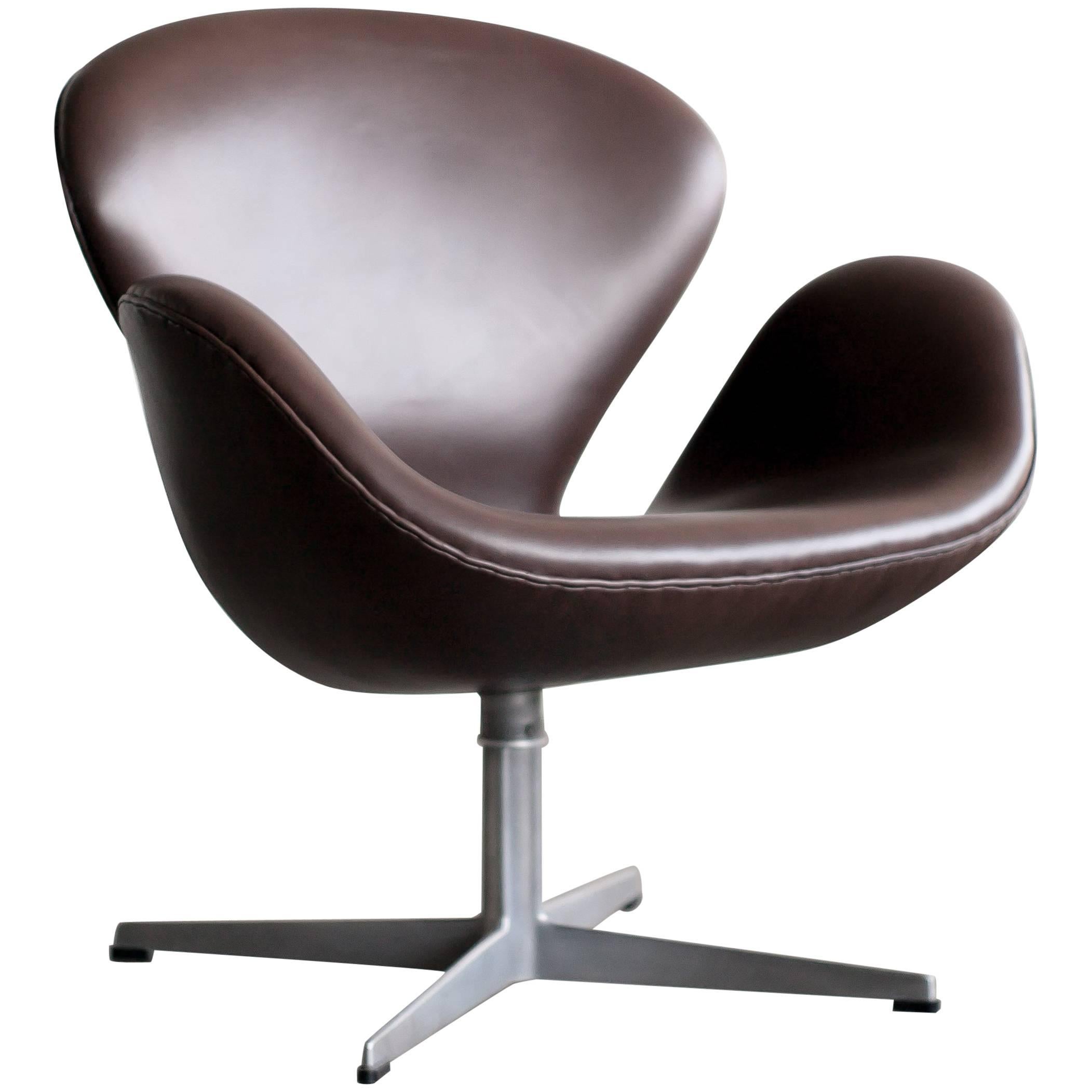 Arne Jacobsen Swan Chair in Dark Chocolate Leather