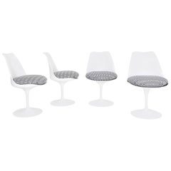 Set of Four Eero Saarinen Tulip Chairs by Knoll