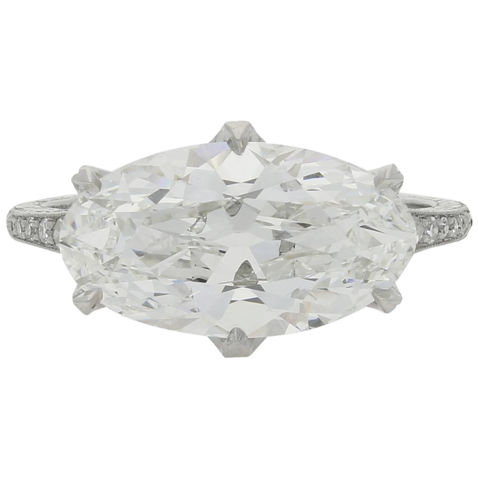 4.07ct H SI1 Altschliff 'Moval' Diamantring quer über den Finger von Hancocks gesetzt
