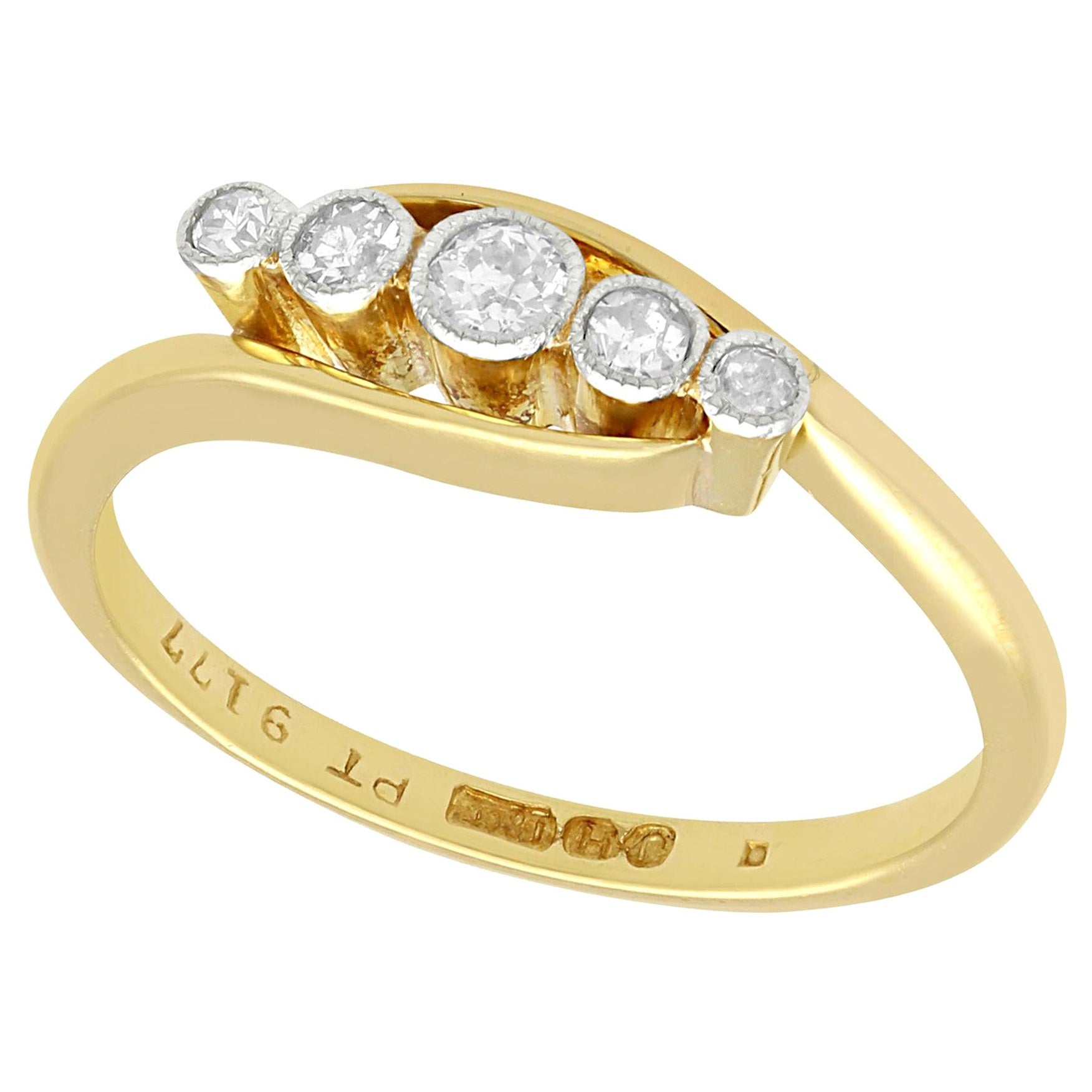 Anillo de cinco piedras de oro amarillo y diamantes de la década de 1920