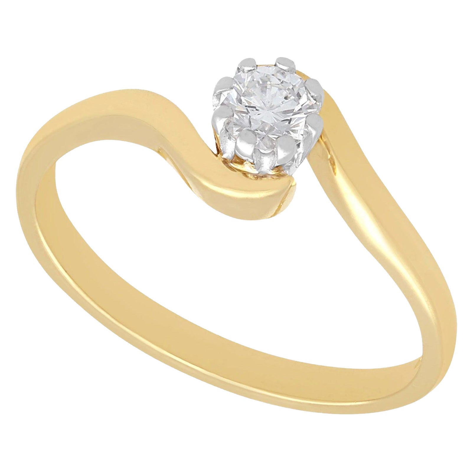 Anillo de compromiso solitario con diamantes y oro amarillo en espiral