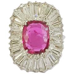 Bague en or blanc, rubis et diamants