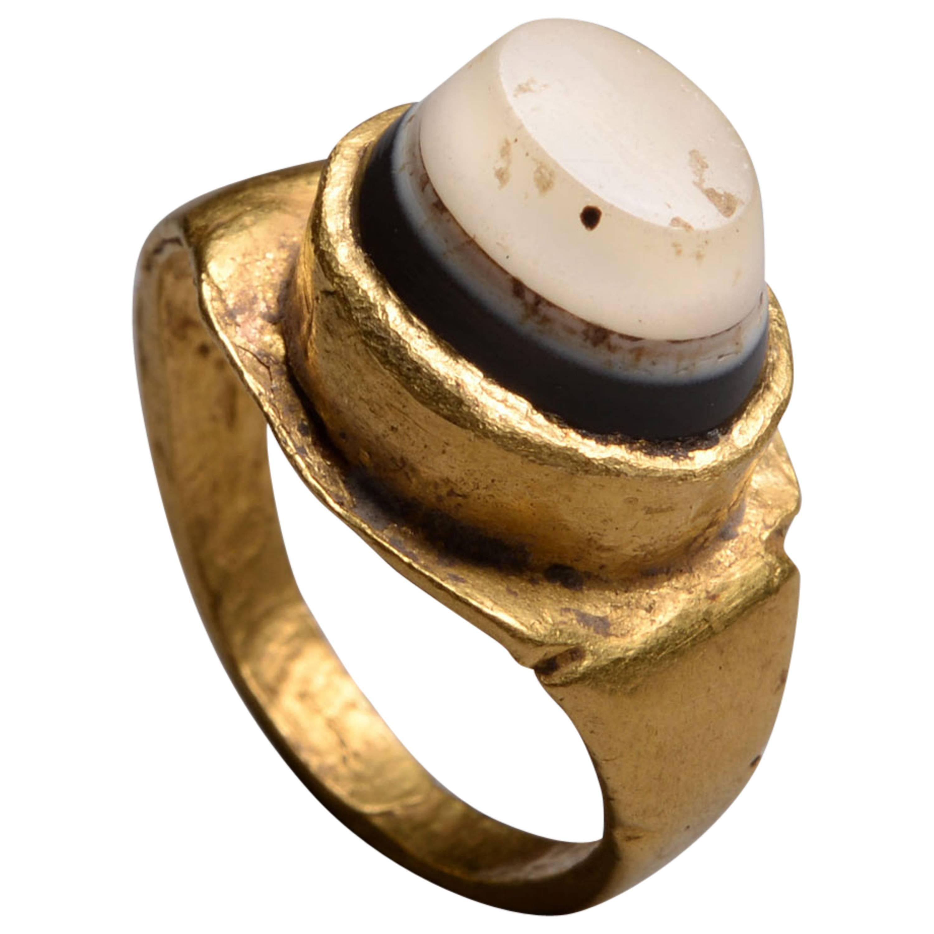 Ancient Roman Gold Banded Agate Finger Ring - 200 AD For Sale