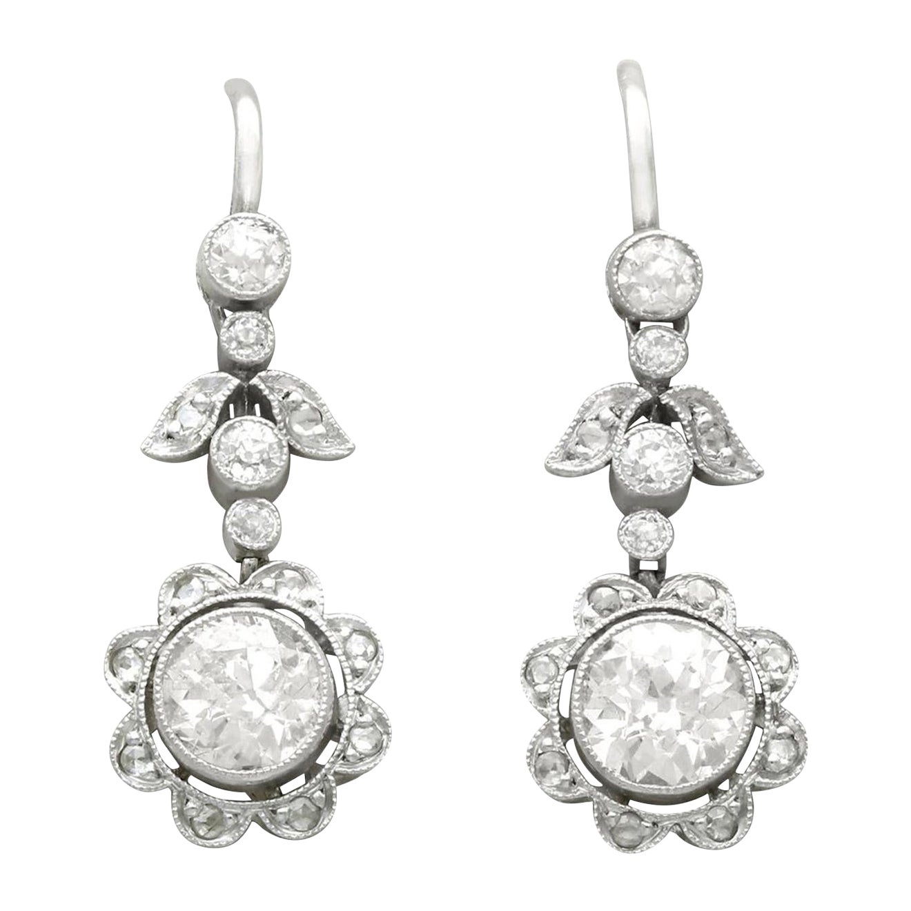 Boucles d'oreilles pendantes florales antiques en platine et diamant de 1,42 carat