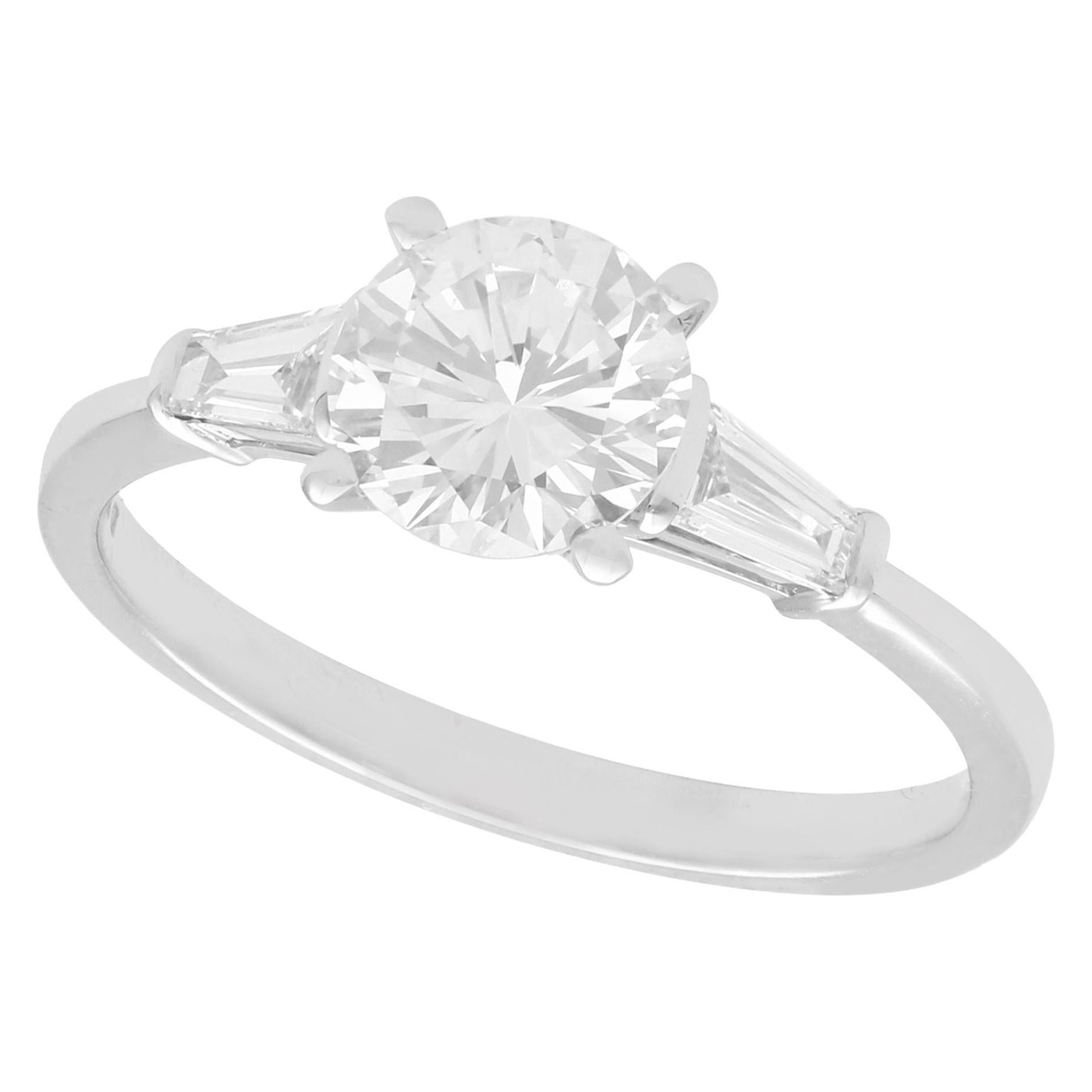 Bague solitaire de style Art déco en or blanc et diamant de 1,38 carat certifié par le GIA