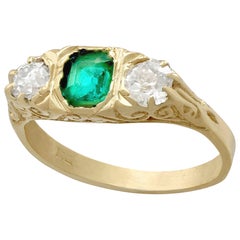 1910s Emerald Diamond Yellow Gold Trilogy Ring (Bague trilogie en or jaune avec émeraude et diamant)